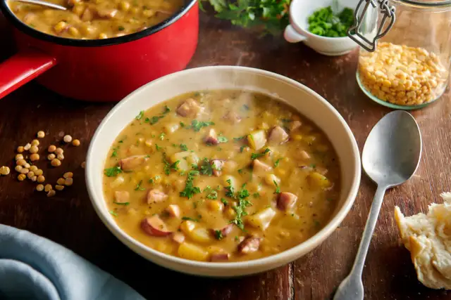 Ile kalorii ma zupa grochowa z ziemniakami i kiełbasą? Sprawdź!