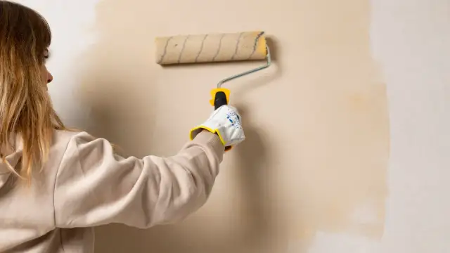 Jaką farbę do ścian wewnętrznych wybrać, aby uniknąć błędów?