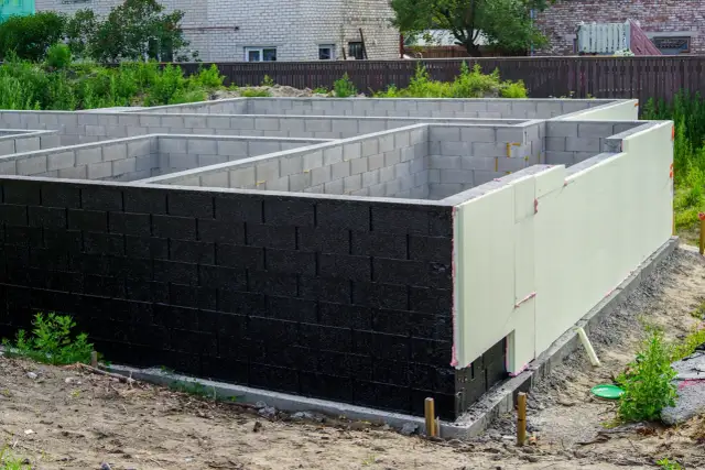 Ile bloczków na fundament? Prosty sposób na dokładne obliczenia