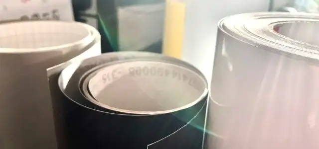 Folia do druku naklejek: Jak wybrać idealną? Poradnik eksperta