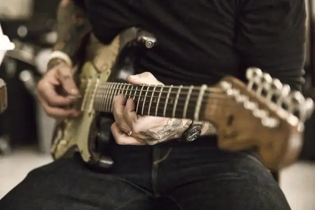 Strojenie gitary elektrycznej: Poradnik krok po kroku do idealnego brzmienia