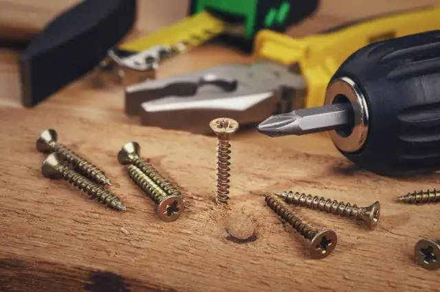 Gwoździe czy wkręty do łat - co wybrać, aby uniknąć problemów?