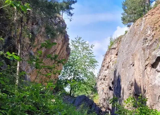 Wąwóz skalny, gdzie wspinacz pokonuje pionową ścianę. To piękny rezerwat przyrody nieożywionej, otoczony zielenią i sosnami.