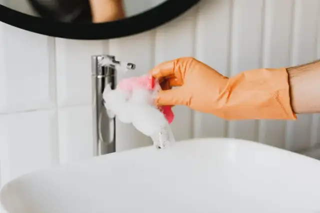 Skuteczne sposoby na usunięcie kamienia z kafelek bez wysiłku