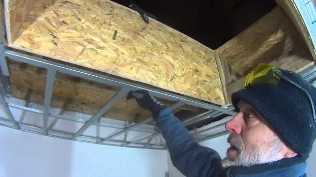 Jak zamontować schody strychowe w suficie podwieszanym bez błędów