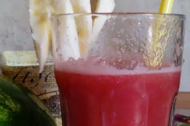 Koktajl z arbuza i banana: zdrowy przepis na orzeźwiający napój