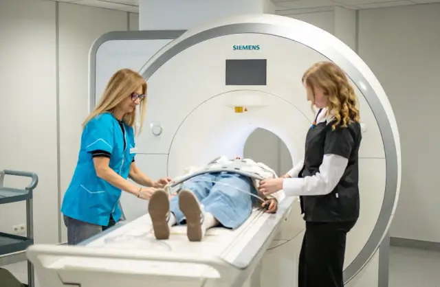 Rezonans magnetyczny: Jak wygląda badanie? Spokojnie i pewnie.