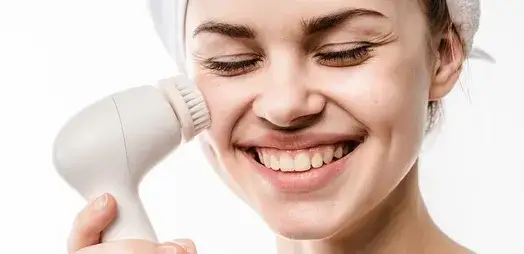 Szczoteczka soniczna do twarzy – co to jest i jak wpływa na skórę?