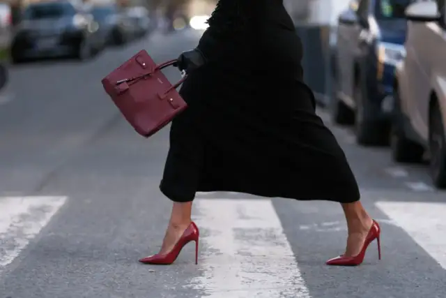 Czerwone szpilki stylizacje na wesele – elegancja i odwaga w jednym zestawieniu