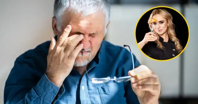 Starszy mężczyzna pociera oczy, trzymając okulary. W tle kobieta z młoteczkiem neurologicznym.