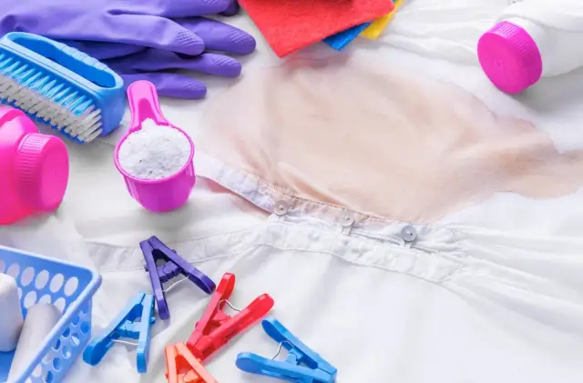 Jaki odplamiacz do ubrań skutecznie usunie plamy bez ryzyka uszkodzeń