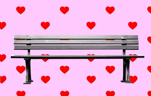 Ławka w parku, otoczona różowymi serduszkami. Idealne miejsce na romantyczne benching.