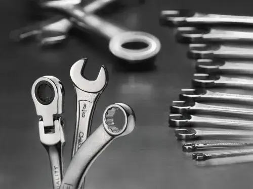 Jakie klucze do warsztatu wybrać, aby uniknąć błędów w pracy?