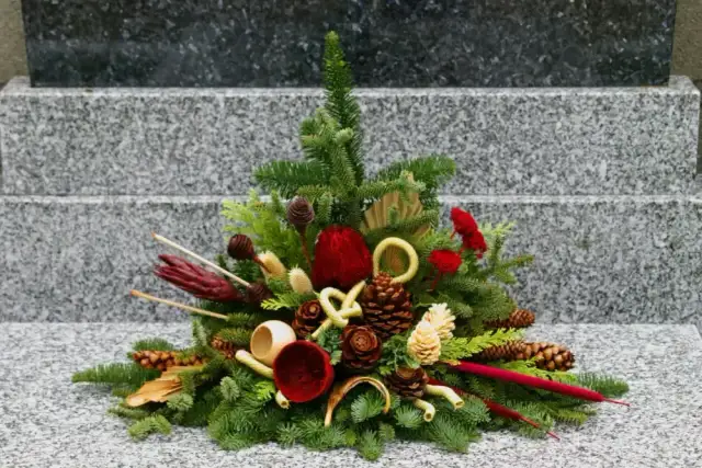 Jak zrobić wiązankę na cmentarz, by uczcić bliskich w wyjątkowy sposób