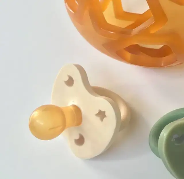 Jak wyparzać smoczki, aby uniknąć infekcji u niemowląt?