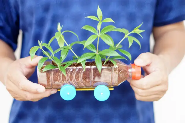 Jak zrobić samochód z butelki? Kreatywna zabawa DIY