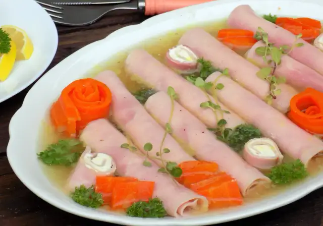 Jak zrobić schab w galarecie z chrzanem - łatwy przepis na smaczną przekąskę