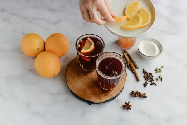 Jak pić grzańca, aby w pełni cieszyć się jego smakiem i aromatem