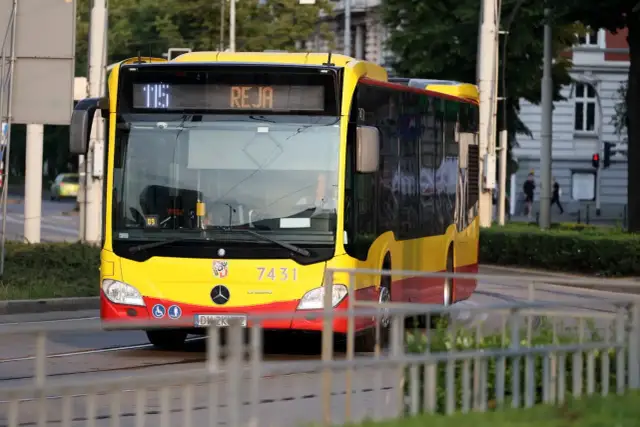 Ile naprawdę zarabia kierowca autokaru w Polsce? Pełna analiza.