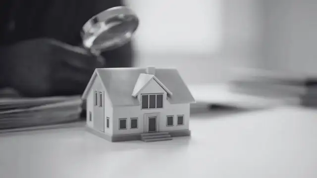 Model domu pod lupą. Zastanawiasz się, ile bierze rzeczoznawca za wycenę mieszkania?