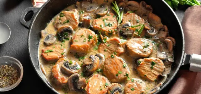 Kiedy solić polędwiczki wieprzowe? Sekret soczystości i miękkości!