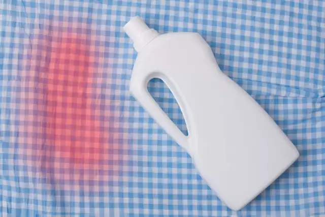 Jak uratować białą bluzkę zafarbowaną w praniu? Szybkie sposoby