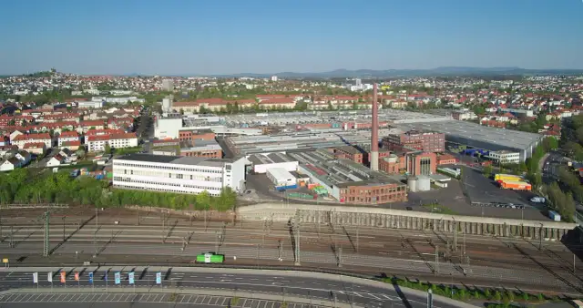 Fabryka opon Fulda, widok z lotu ptaka na kompleks przemysłowy z ceglanymi budynkami i kominem.