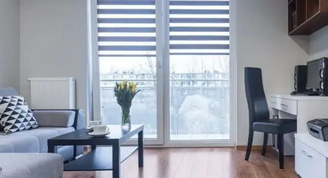 Jakie rolety na drzwi balkonowe wybrać, aby zyskać komfort i styl