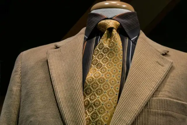 Czy marynarki sztruksowe są modne? Sprawdź najnowsze trendy i stylizacje