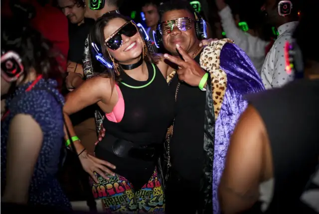 Impreza lata 90: Dekoracje DIY i kultowe akcenty. Jak to zrobić?