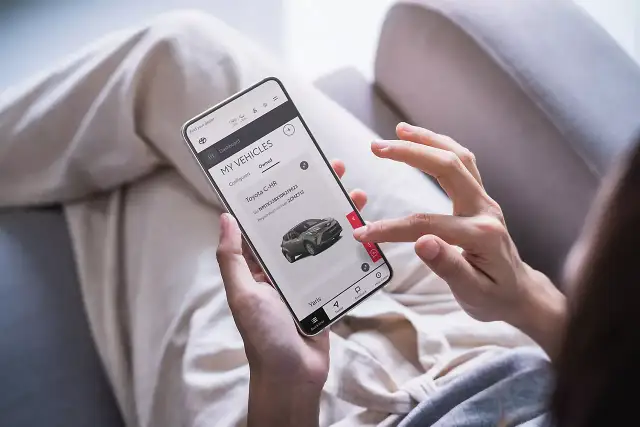 Aplikacja Toyota pokazuje dane samochodu. Bluetooth Low Energy w Toyocie działa, łącząc telefon z autem.