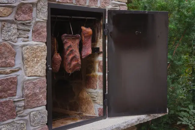 Jaką cegłę na wędzarnię wybrać, aby uniknąć błędów budowlanych?