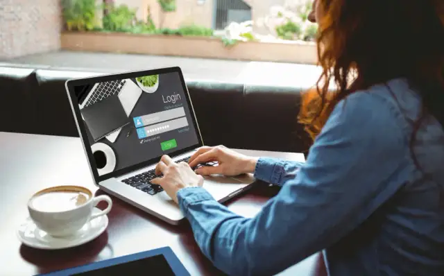 Kto zarządza stroną internetową i jakie ma to znaczenie dla sukcesu?