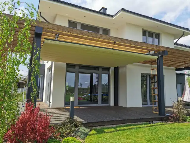 Jak chronić taras przed słońcem? Skuteczne metody na cień i komfort