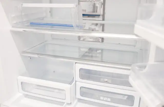 Rozmrażanie lodówki krok po kroku: uniknij błędów i oszczędź prąd.