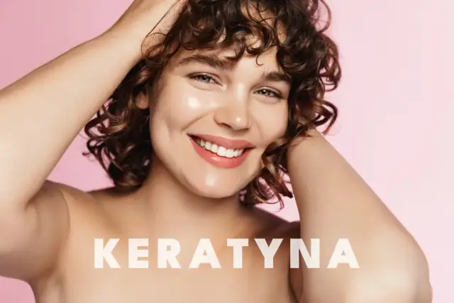 Uśmiechnięta kobieta z kręconymi włosami. Napis "KERATYNA" sugeruje, że to zabieg na włosy, który sprawia, że są zdrowe i lśniące.