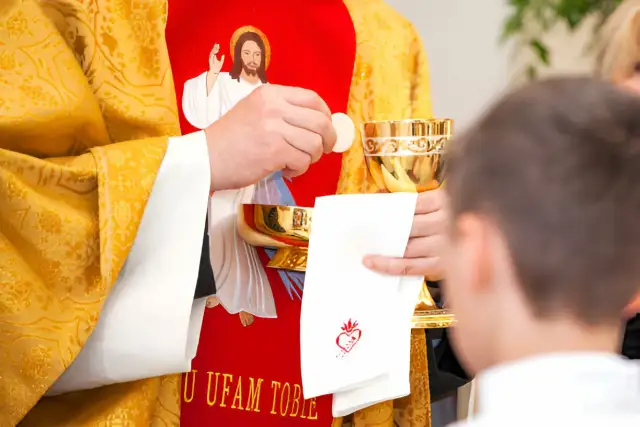 Komunię czy komunie? Zrozum raz na zawsze różnicę!