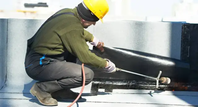 Naprawa dachu: Jak uniknąć kosztownych usterek i problemów