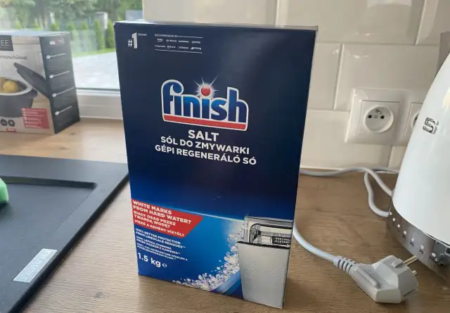 Pudełko soli do zmywarki Finish na blacie kuchennym.