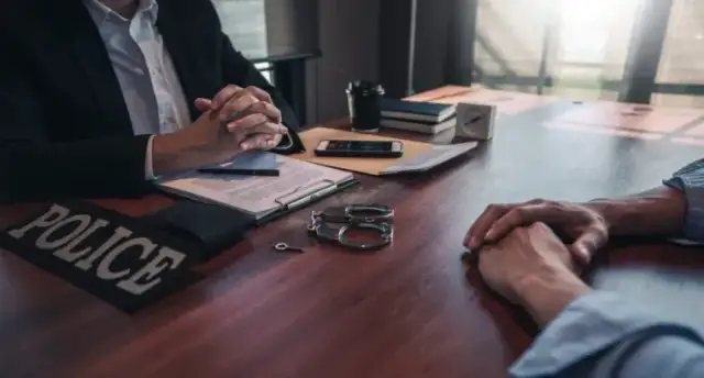 Czy oskarżony może zobaczyć zeznania świadków? Prawa i ograniczenia