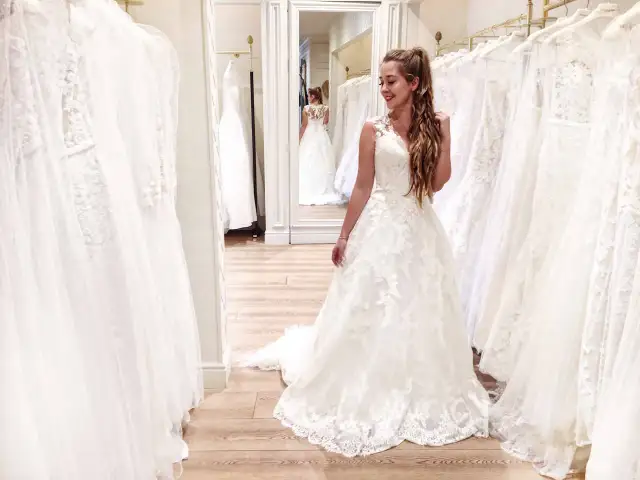 Czy spalić suknię ślubną? Prawda o legalności, ryzyku i alternatywach