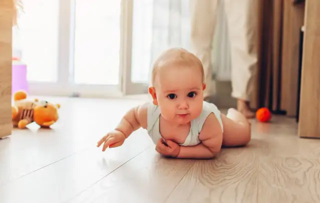 Pełzanie niemowlaka: Wsparcie, ćwiczenia i kiedy do fizjoterapeuty