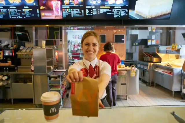 Ile zarabia pracownik McDonald's? Zaskakujące różnice w wynagrodzeniach