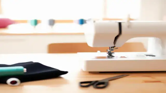 Jak uszyć prostą sukienkę? Poradnik krok po kroku dla początkujących