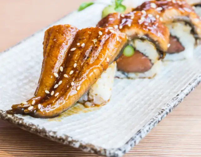 Jak uwędzić pstrąga w domu? Prosty przepis krok po kroku