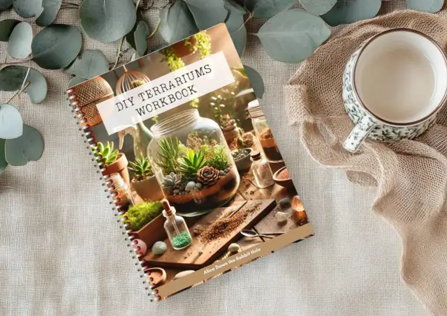 Okładka książki "DIY Terrariums Workbook" z widokiem na szklane naczynia z roślinami i akcesoriami do tworzenia terrariów.