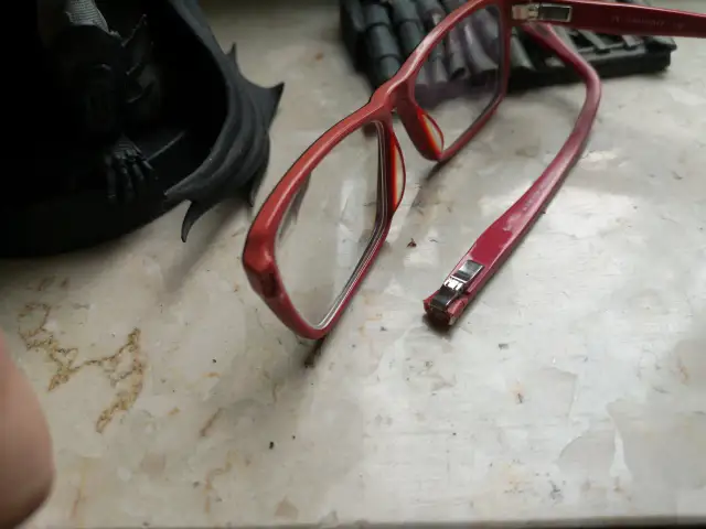 Jak skleić oprawki okularów? Napraw je sam! Poradnik DIY