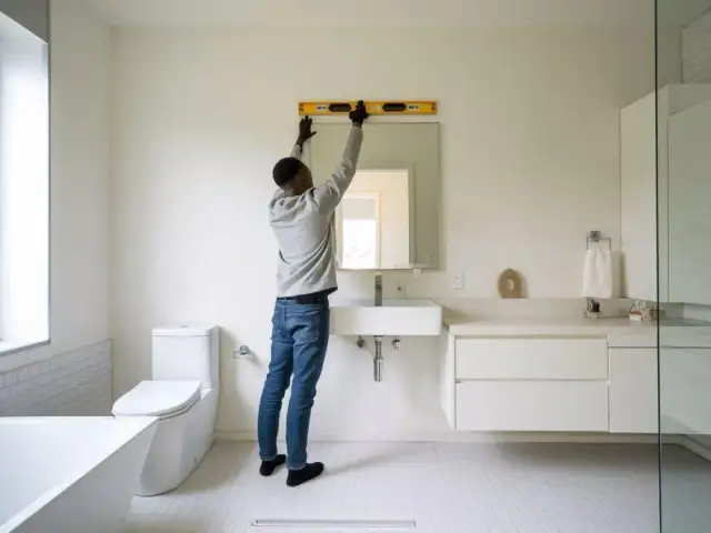 Jak przykleić lustro do ściany - uniknij najczęstszych błędów montażu