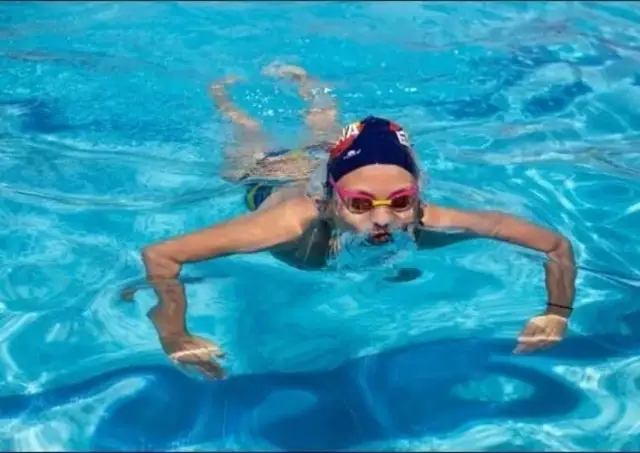 Jak się pływa żabką: unikaj błędów i popraw swoją technikę