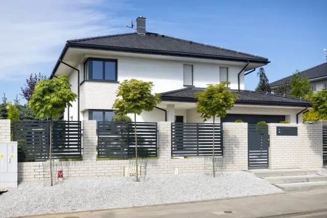 Z czego zrobić płot? Wybierz najlepsze materiały na ogrodzenie